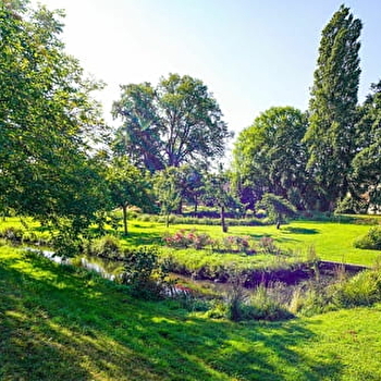 Aire de pique-nique du jardin Ribaudin - MEZILLES