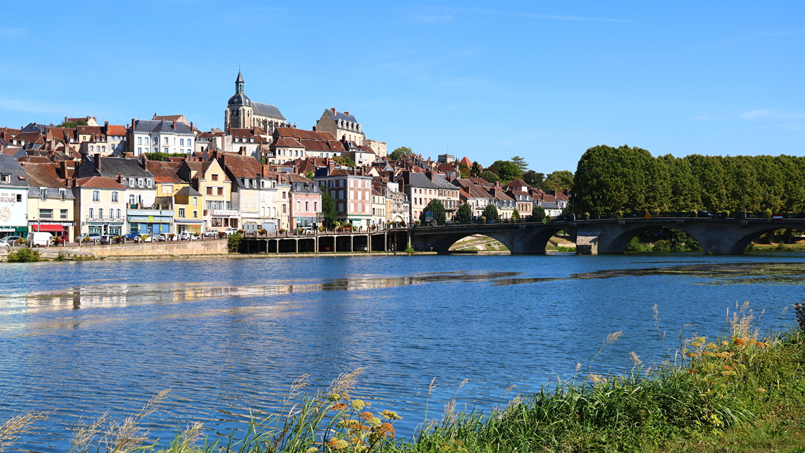 Que dirais-tu de découvrir un village de l’Yonne et ses environs tout en t’amusant ?