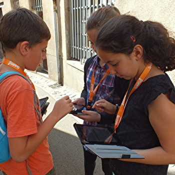 Aide Gabriel à retrouver le drapeau volé à travers la ville de Joigny ! - JOIGNY