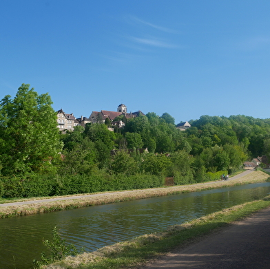 Que dirais-tu de découvrir un village de l’Yonne et ses environs tout en t’amusant ?