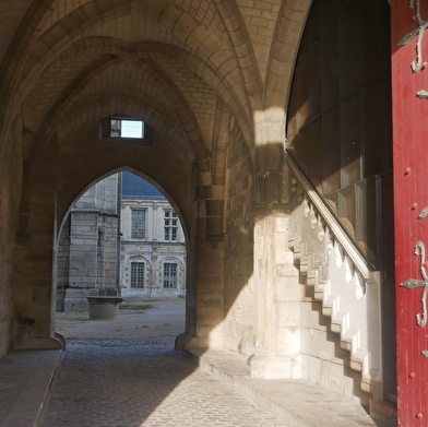 Découvre le centre-ville de Sens et trouve les balises cachées !