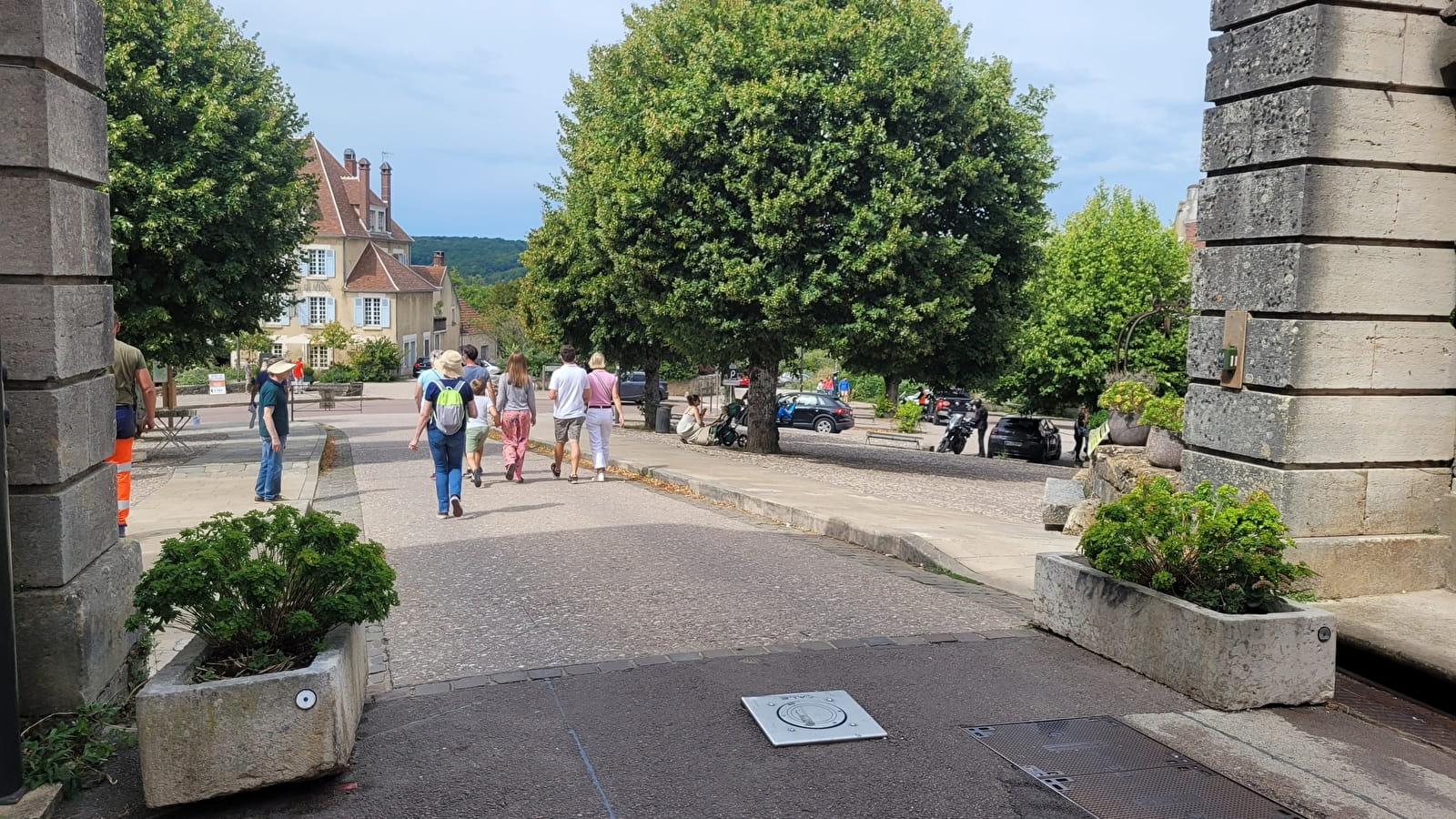 Mène ta famille à travers les ruelles de Vézelay et découvre le village