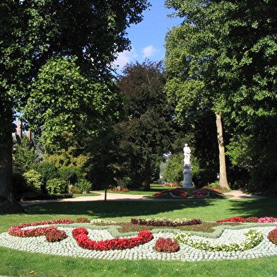 La ville regorge de jardins secrets et de parcs aux arbres centenaires. À toi de les découvrir !