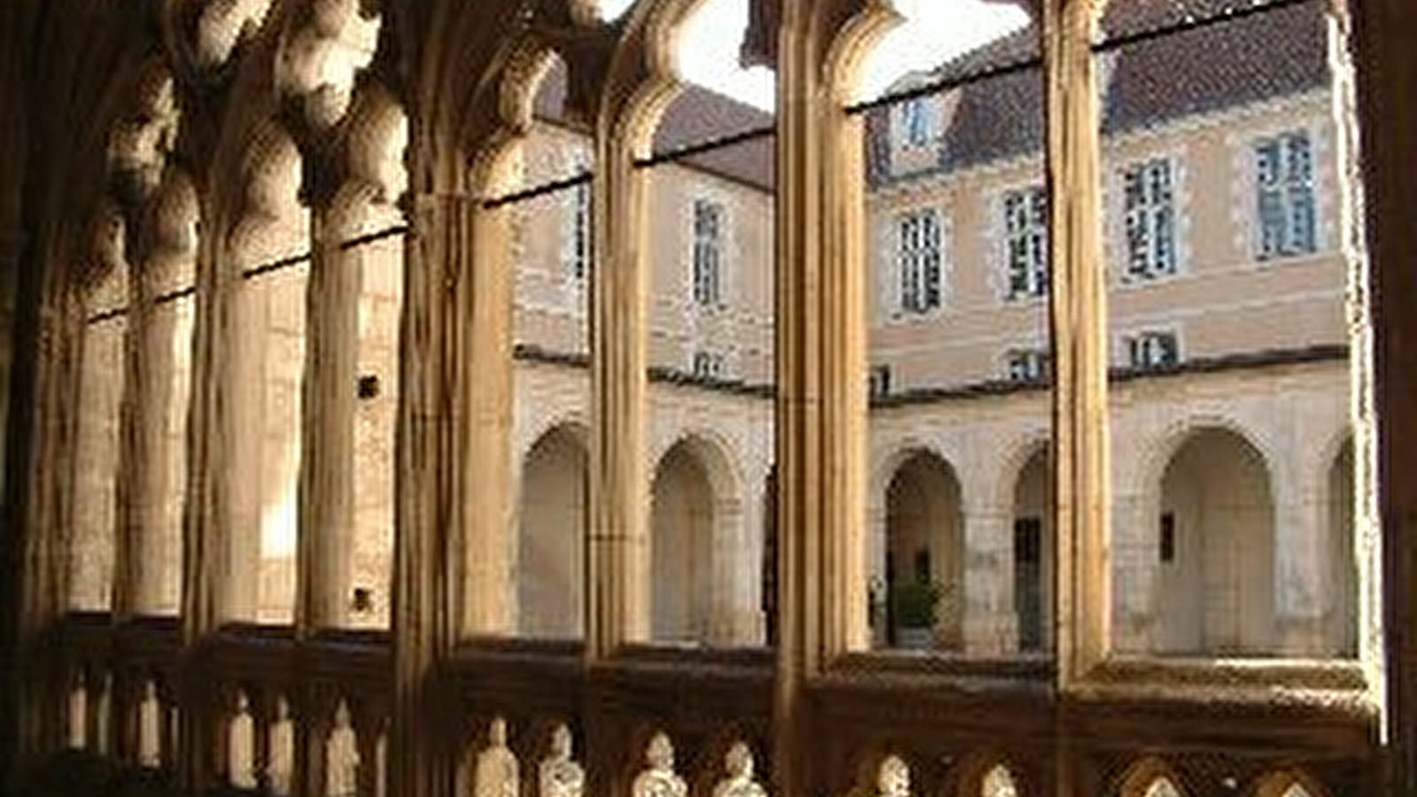Plonge dans le monde mystique de l'abbaye Saint-Germain