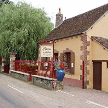 L'atmosphère authentique d'un atelier de poterie centenaire toujours en activité. - MOUTIERS-EN-PUISAYE