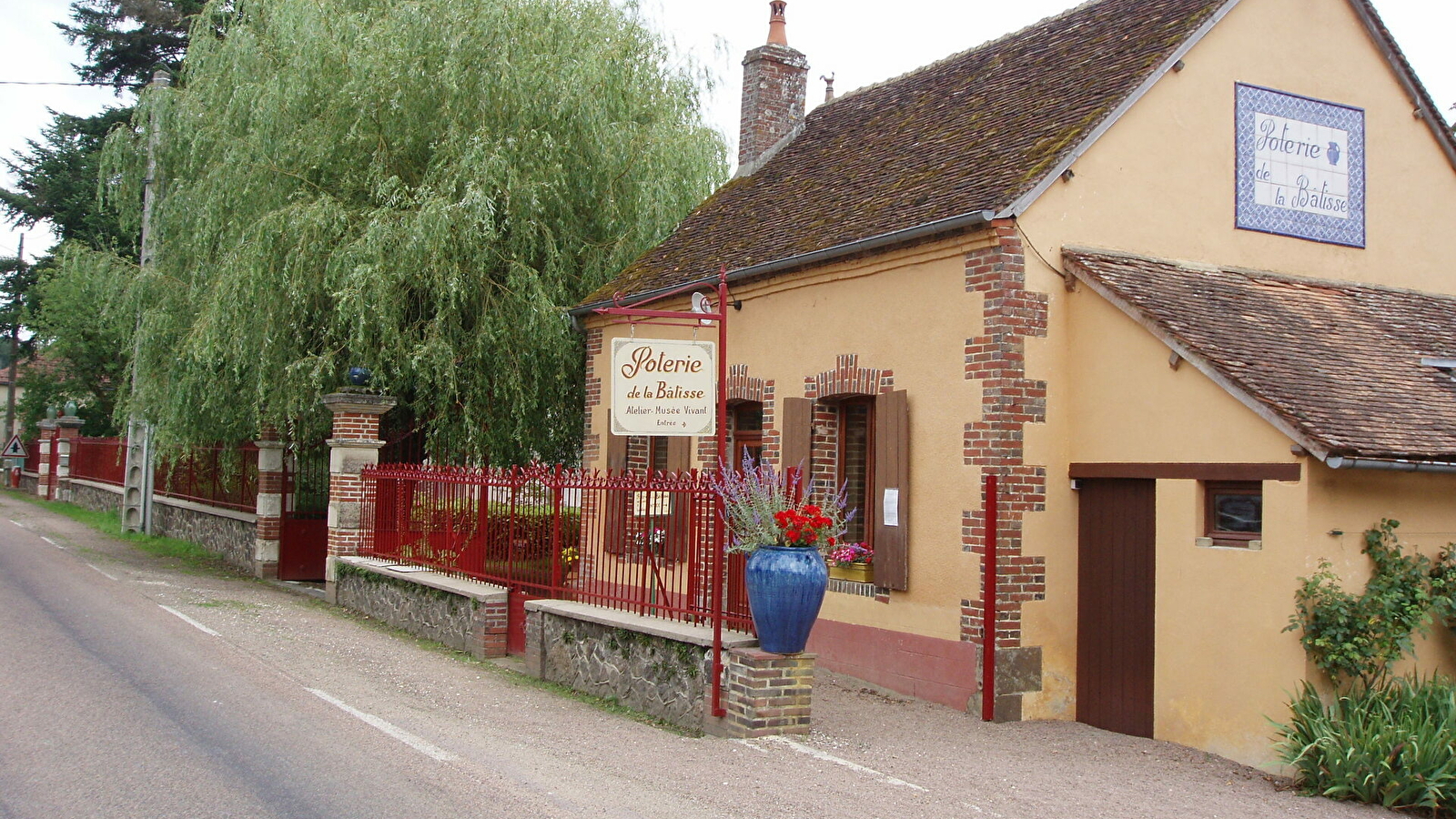 L'atmosphère authentique d'un atelier de poterie centenaire toujours en activité.