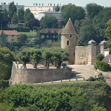 Grâce au livret-jeu de visite, pars à la découverte de la ville en t'amusant.