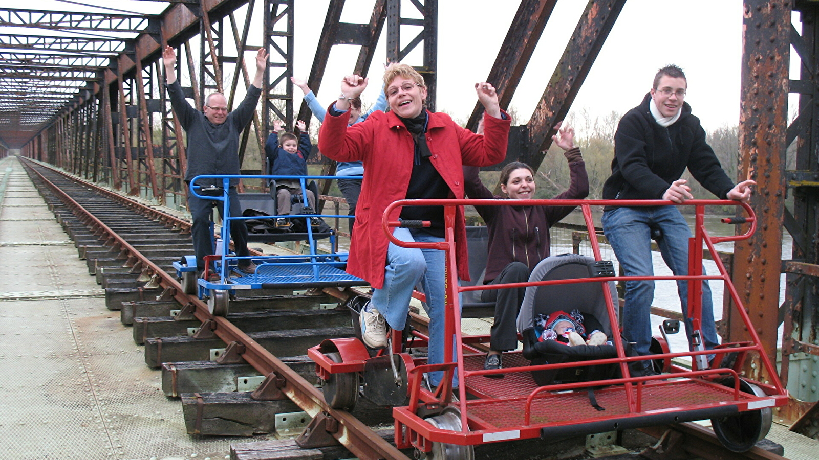 Pars à l'aventure en famille, sur une ancienne voie ferrée, pour une balade originale en cyclorail.
