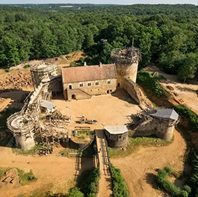 Remonte le temps et rencontre les bâtisseurs de Guédelon qui te livreront tous leurs secrets !