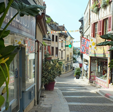 Aide Gabriel à retrouver le drapeau volé à travers la ville de Joigny !