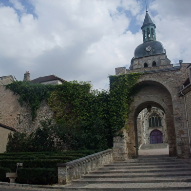 Que dirais-tu de découvrir un village de l’Yonne et ses environs tout en t’amusant ?