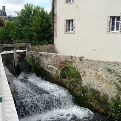 Que dirais-tu de découvrir un village de l’Yonne et ses environs tout en t’amusant ?