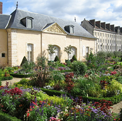 La ville regorge de jardins secrets et de parcs aux arbres centenaires. À toi de les découvrir !