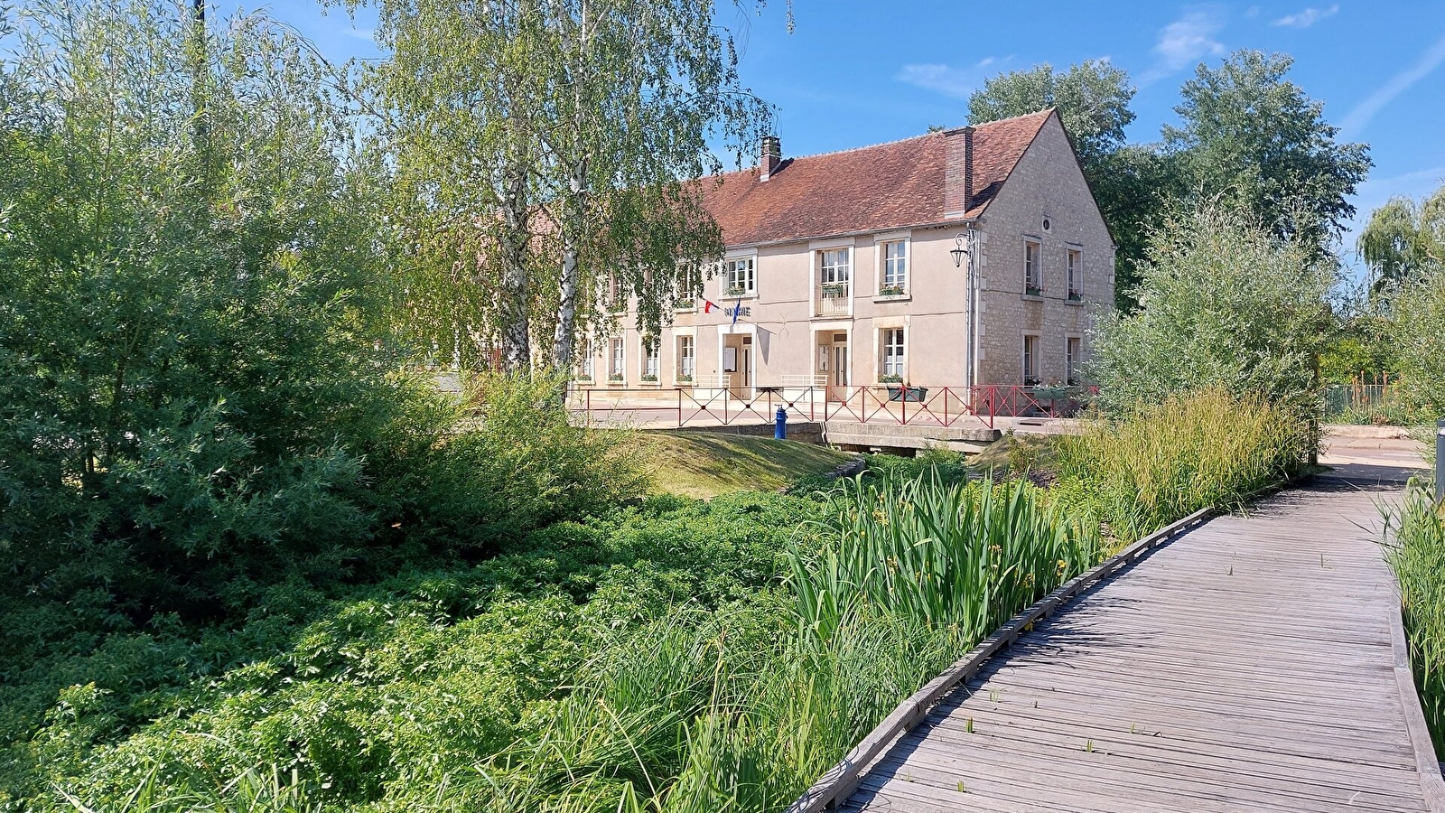 Que dirais-tu de découvrir un village de l’Yonne et ses environs tout en t’amusant ?