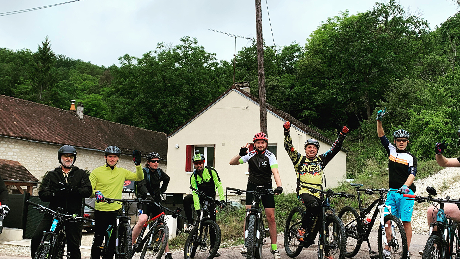 Location de VTT à assistance électrique - À la découverte du vignoble Chablisien avec Marc Colin