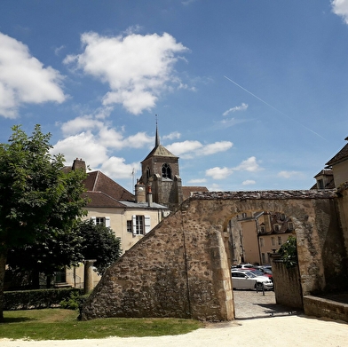 Grâce au livret-jeu de visite, pars à la découverte de la ville en t'amusant.