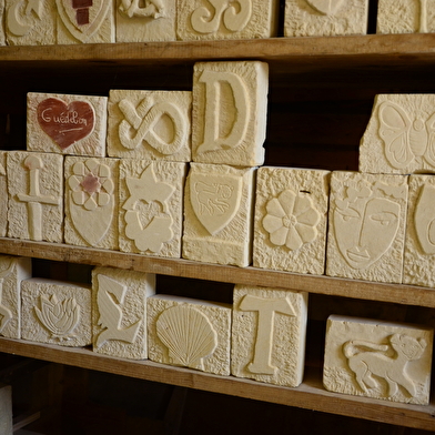 Atelier taille de pierre à Guédelon