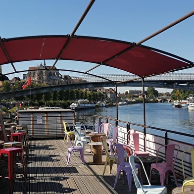 Un spectacle sur une péniche, ça te tente ? Alors bienvenue à bord moussaillon !