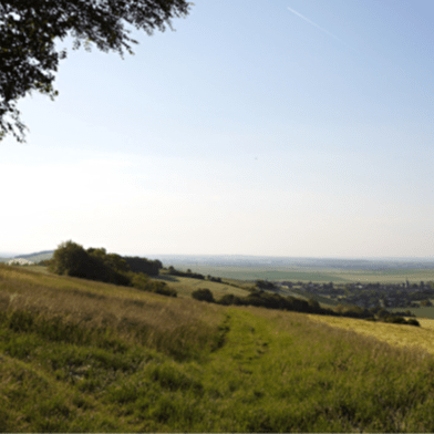 Que dirais-tu de découvrir un village de l’Yonne et ses environs tout en t’amusant ?