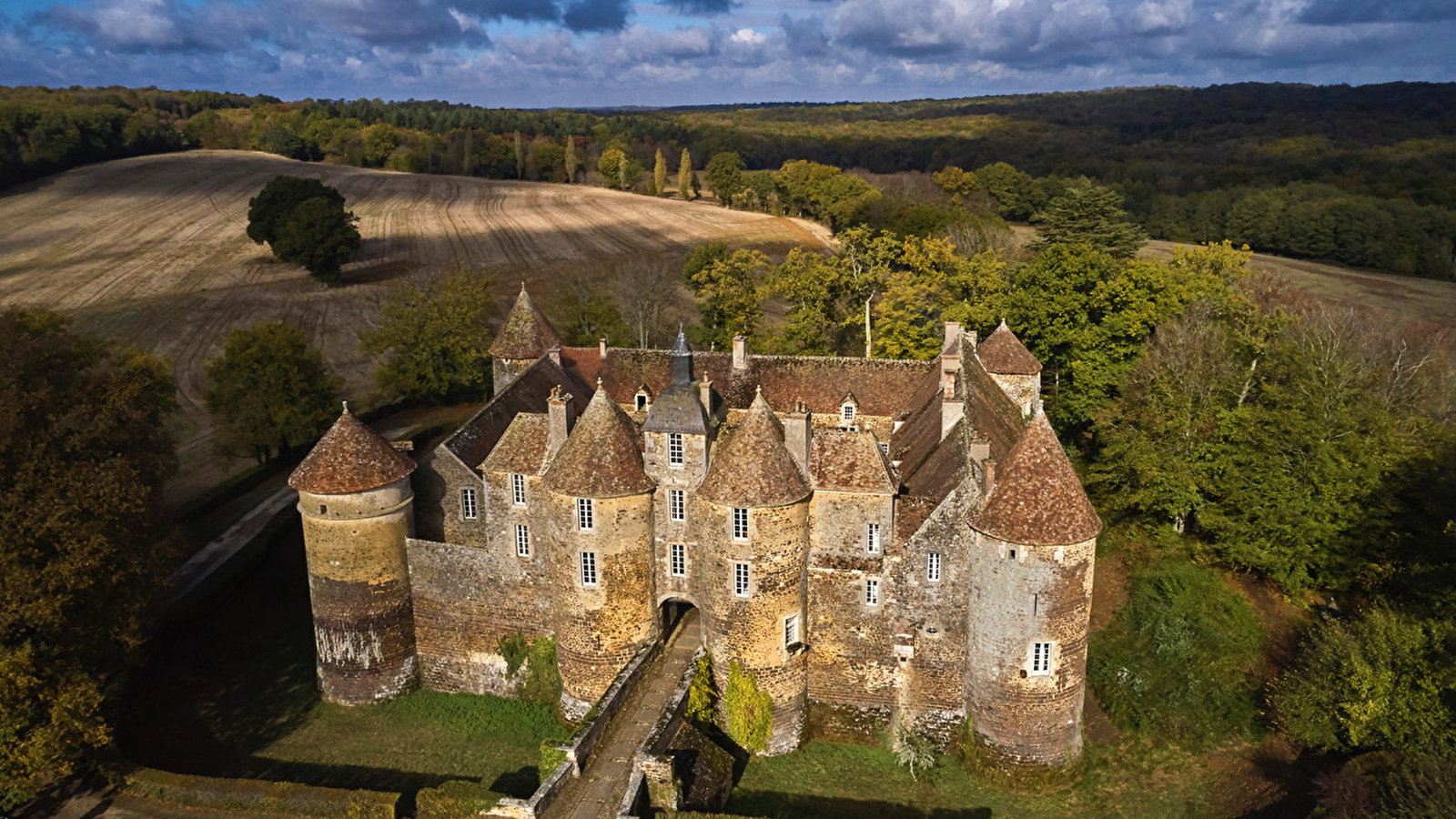 Découvre l'art de la poterie dans le cadre magique de ce château de Puisaye.