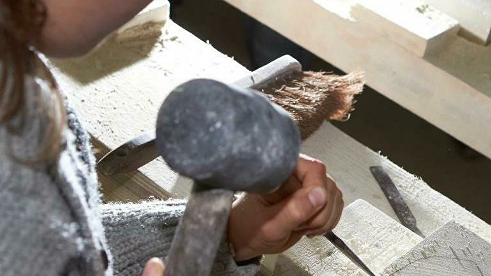 Comme les bâtisseurs d'autrefois, apprend à tailler la pierre pour un faire un objet unique.
