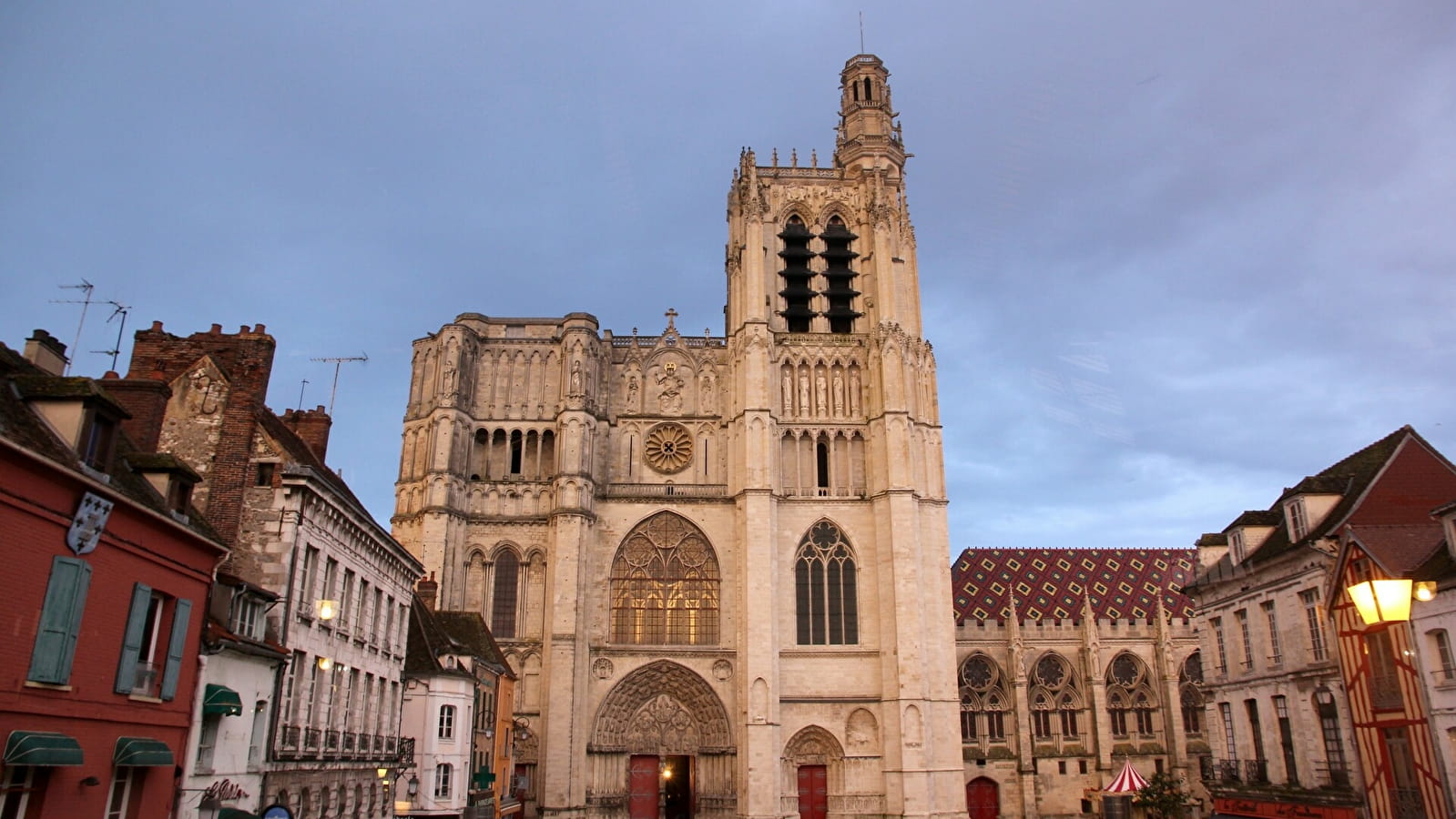 Visite guidée de la cathédrale Saint-Etienne, première cathédrale gothique