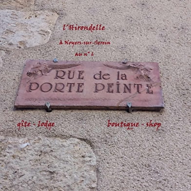 L'Hirondelle sur la Porte