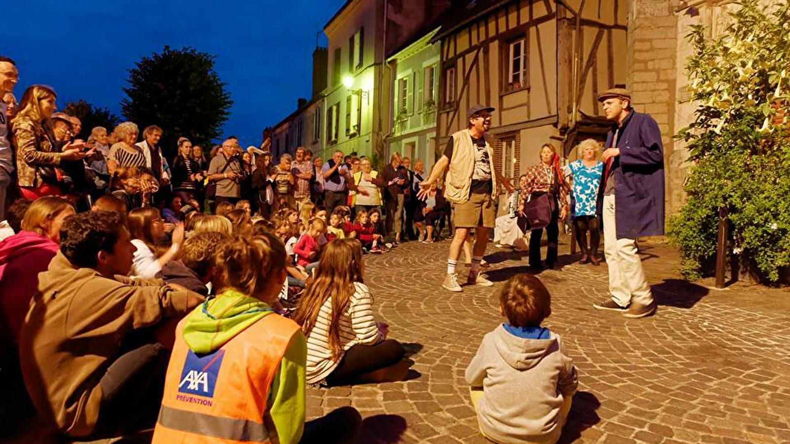 Chaque été, la ville de Joigny s'anime dès la nuit tombée et t'emmène pour une visite inoubliable.