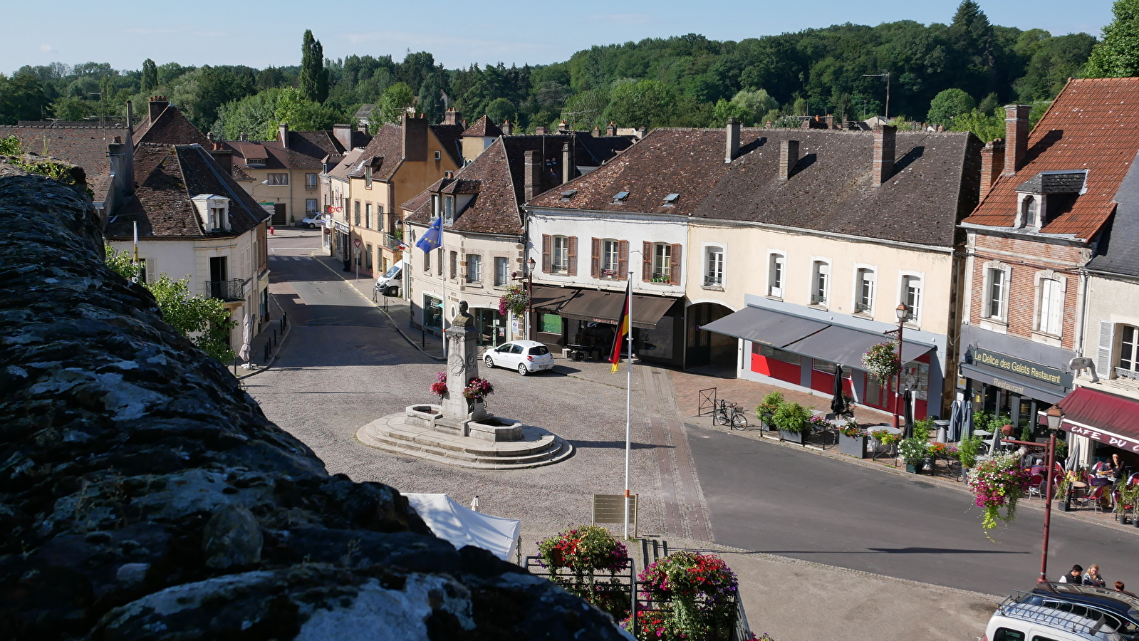 Que dirais-tu de découvrir un village de l’Yonne et ses environs tout en t’amusant ?