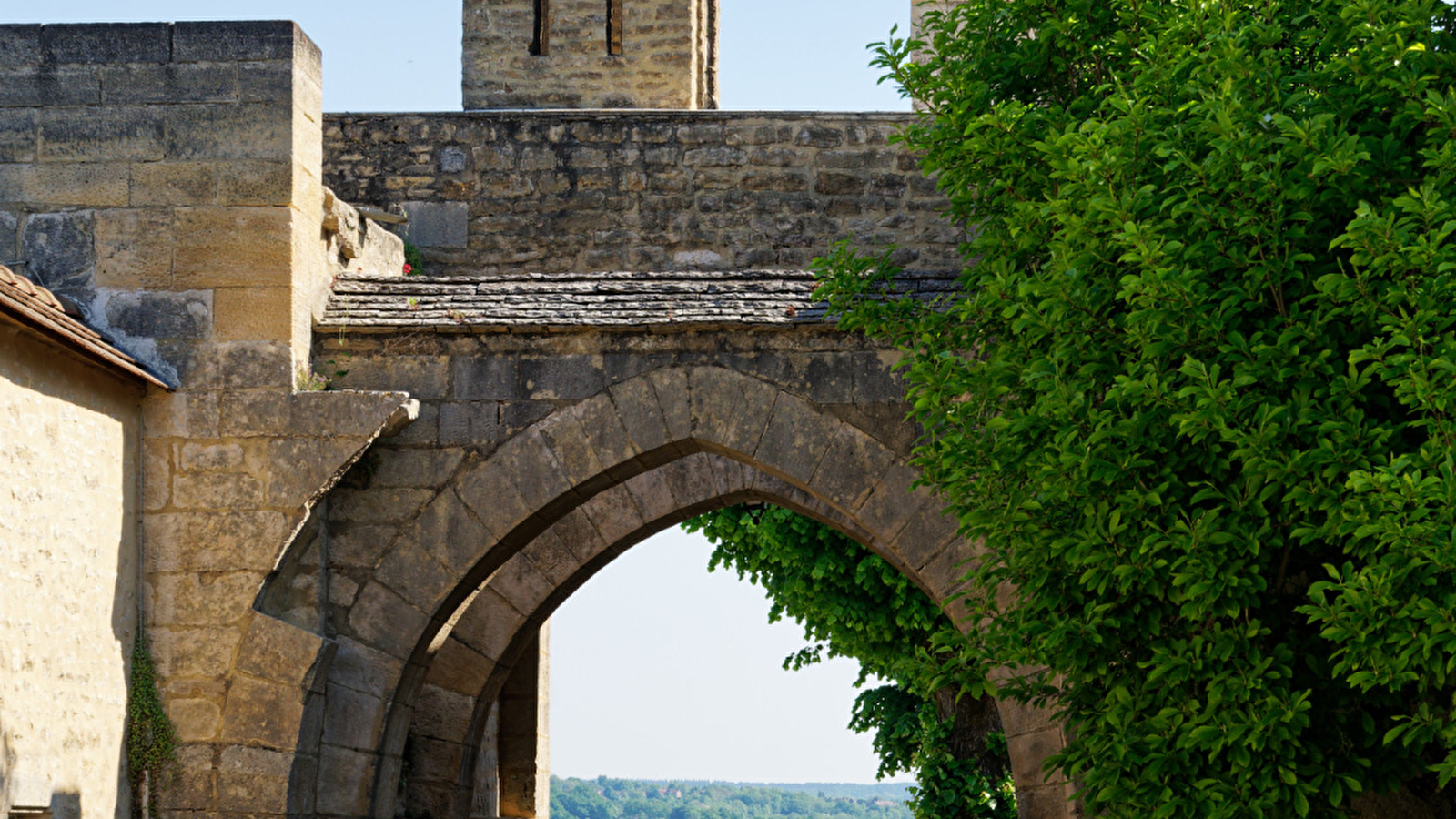 Que dirais-tu de découvrir un village de l’Yonne et ses environs tout en t’amusant ?