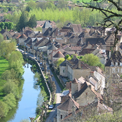 Explore les ruelles de ce village médiéval plein de charme en t'amusant !