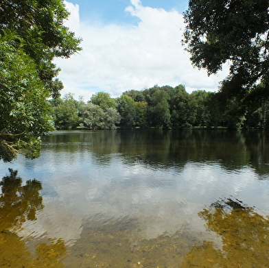 Ta mission, si tu l'acceptes : retrouver les 34 balises dissimulées dans le parc ! À toi de jouer !