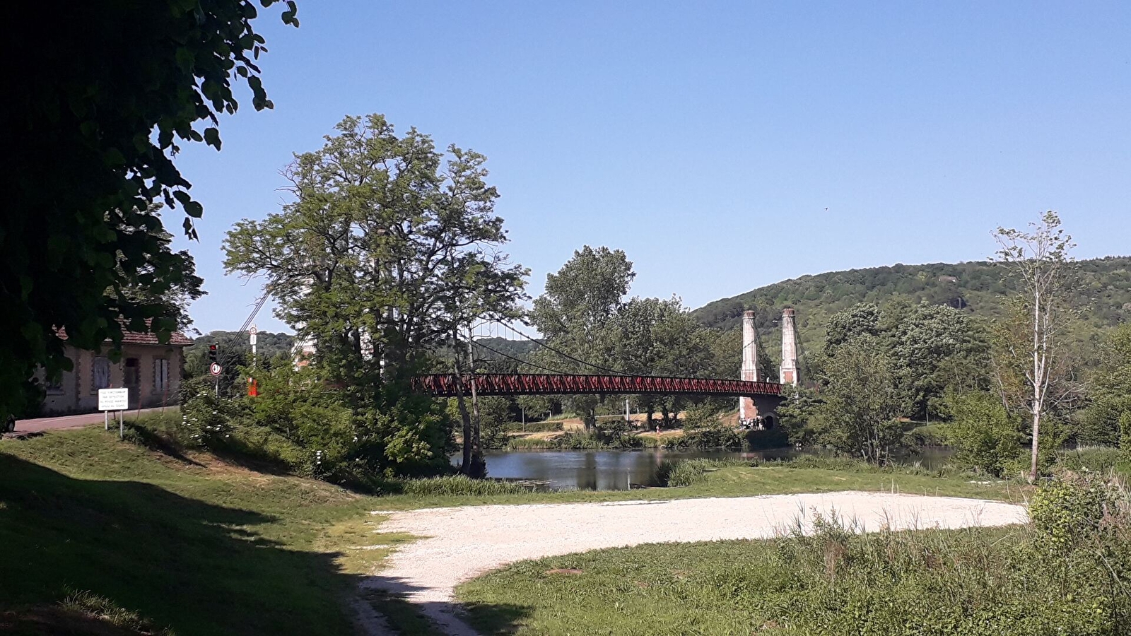 Que dirais-tu de découvrir un village de l’Yonne et ses environs tout en t’amusant ?