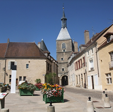 Grâce au livret-jeu de visite, pars à la découverte de la ville en t'amusant.