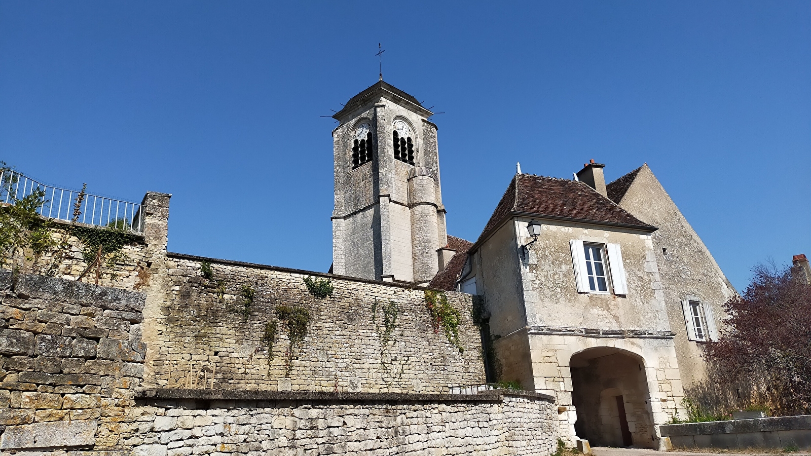 Que dirais-tu de découvrir un village de l’Yonne et ses environs tout en t’amusant ?