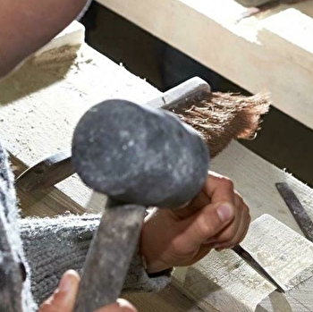 Comme les bâtisseurs d'autrefois, apprend à tailler la pierre pour un faire un objet unique. - LES HAUTS DE FORTERRE