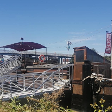 Allez, on lâche les écrans et on profite du spectacle vivant sur la péniche la Scène des Quais !