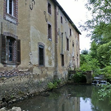 Le Moulin Rouge et le Château du Fort 