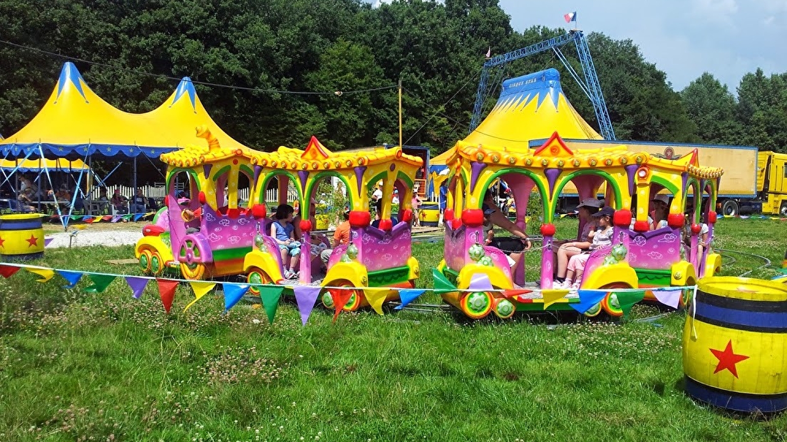 Découvre les arts du cirque avec les artistes et surtout ne manque pas le spectacle !