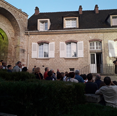 Chaque été, la ville de Joigny s'anime dès la nuit tombée et t'emmène pour une visite inoubliable.