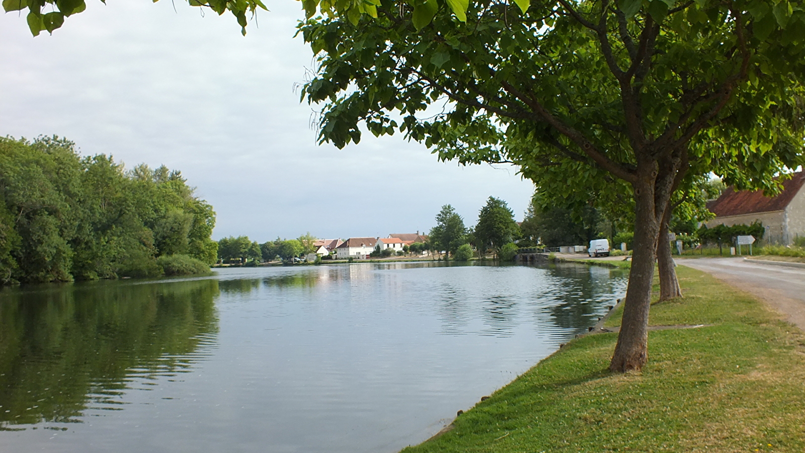 Que dirais-tu de découvrir un village de l’Yonne et ses environs tout en t’amusant ?