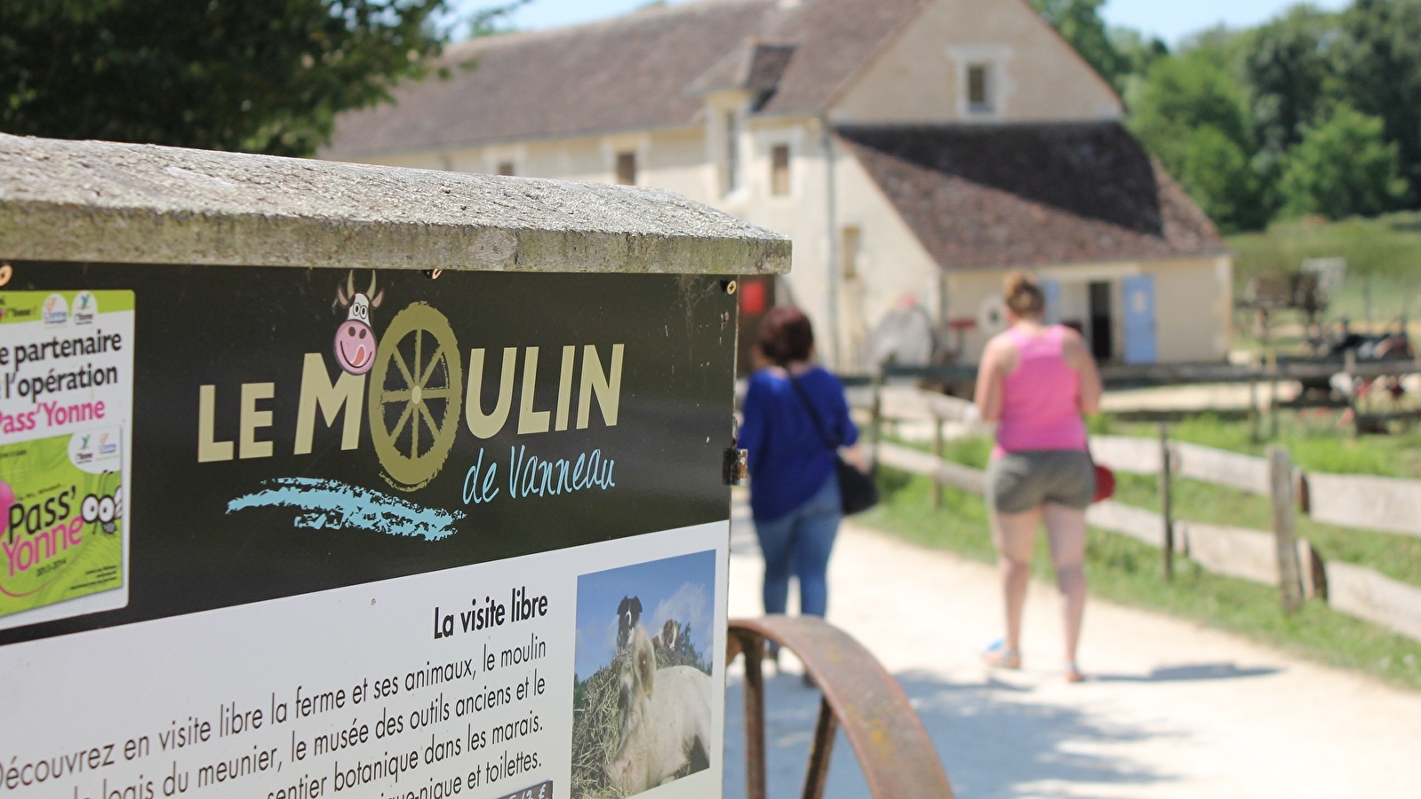 À la découverte du moulin à eau, de la ferme et de ses animaux en liberté.