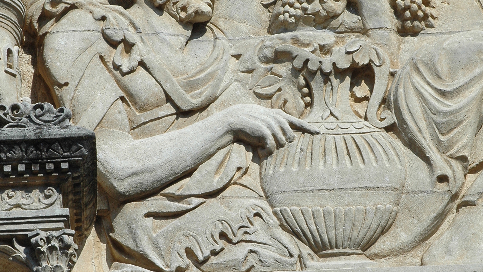 Visite Flash du mois d'octobre : La mystérieuse symbolique funéraire du Portail Saint Pierre. 