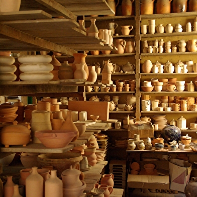 L'atmosphère authentique d'un atelier de poterie centenaire toujours en activité.