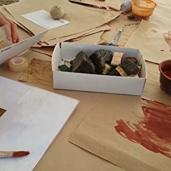 Découvre la peinture à l'ocre de Puisaye, un savoir-faire transmis ici depuis des générations ! - MOUTIERS-EN-PUISAYE