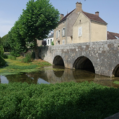 Explore les ruelles de ce village médiéval plein de charme en t'amusant !