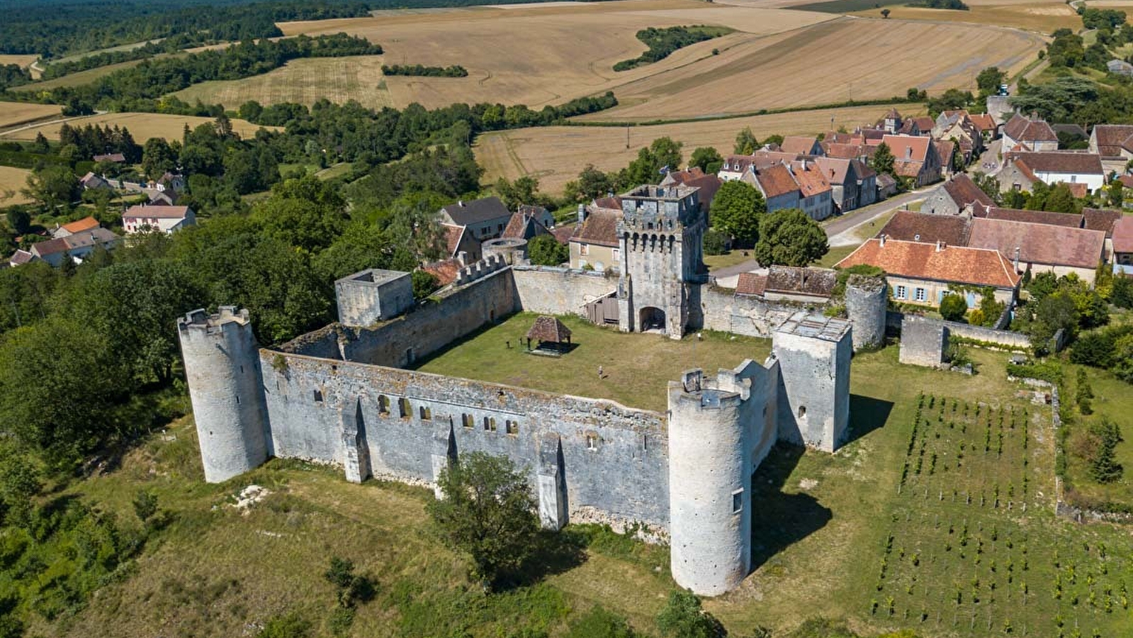 Le tour du château fort...sans le quitter des yeux