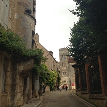 Une enquête à travers les ruelles de Vézelay pour découvrir le village - VEZELAY