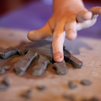 Un atelier pour découvrir la matière à travers le modelage.