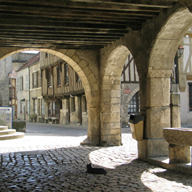 Explore les ruelles de ce village médiéval plein de charme en t'amusant !